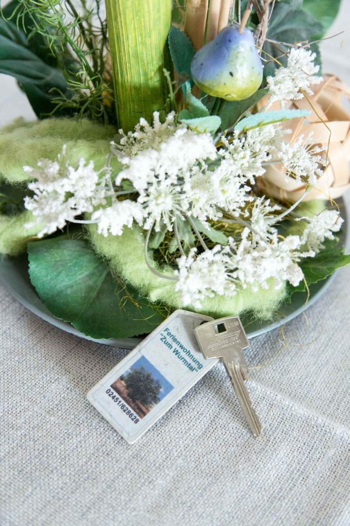 Dekoration mit Schlüssel und Blumen