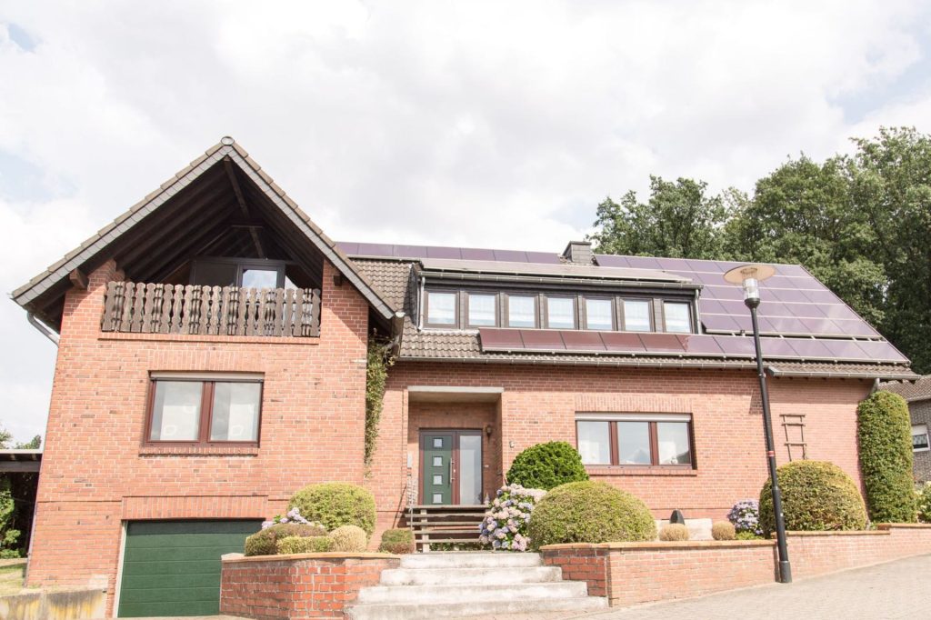 Ziegelsteinhaus mit Solarpanelen