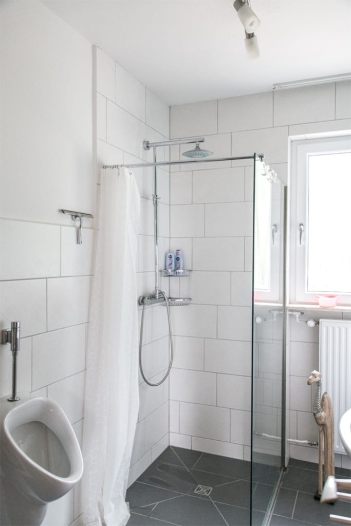 Moderne Dusche im Badezimmer