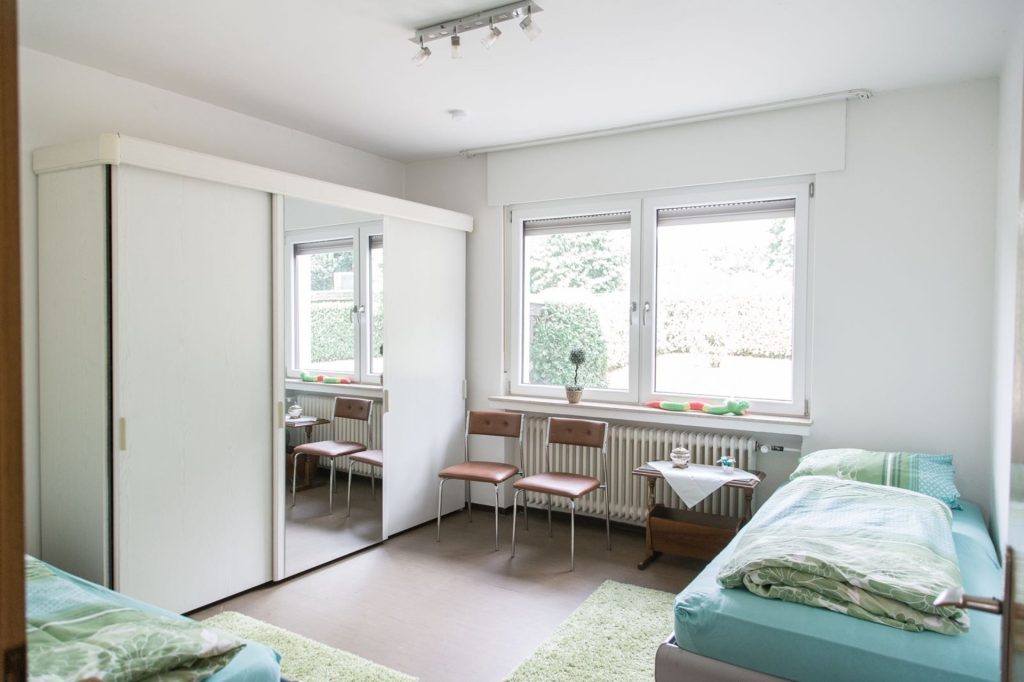 Helles, neutrales Schlafzimmer mit Fenstern