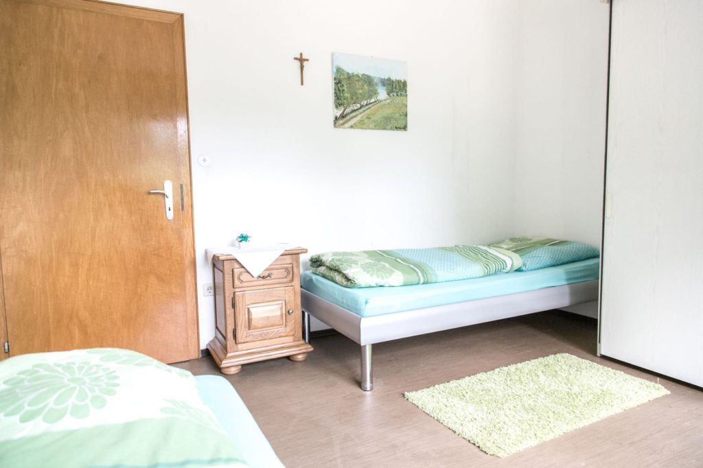 Ein einfaches Zimmer mit Betten