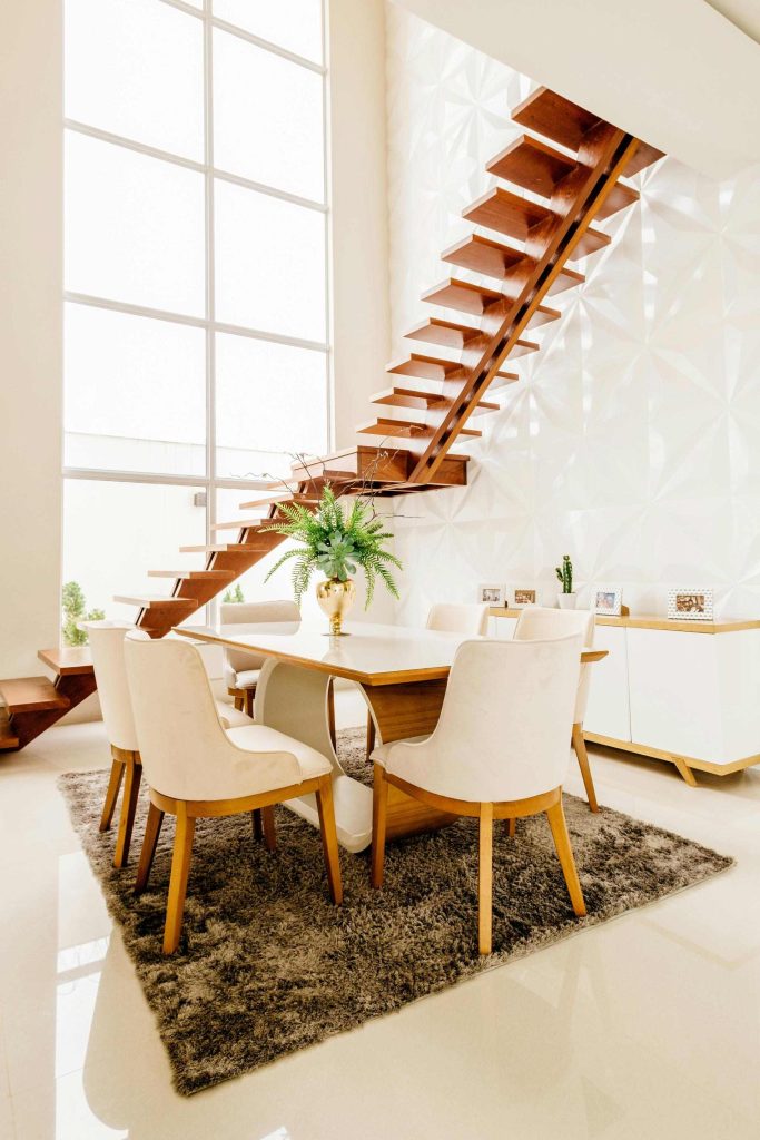 Esszimmer mit Treppe und Pflanzen