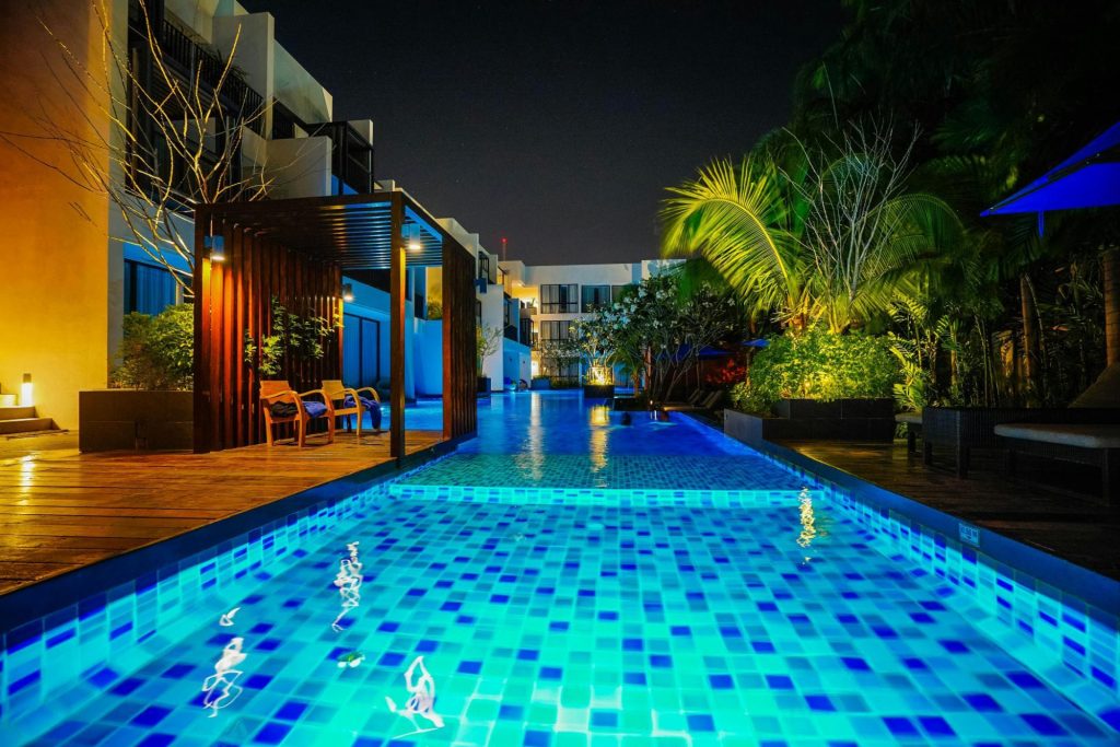 Blaues Poollicht bei Nacht